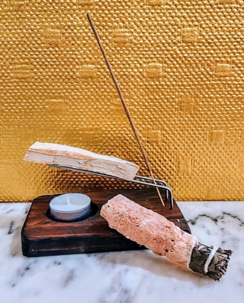 Variedad de incensarios y quemadores esotéricos en cerámica, metal y barro para quemar resinas, varillas e inciensos rituales