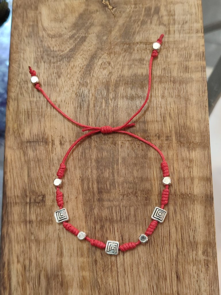 Amuleto de amor y energía vital con cordón rojo, cuentas plateadas geométricas