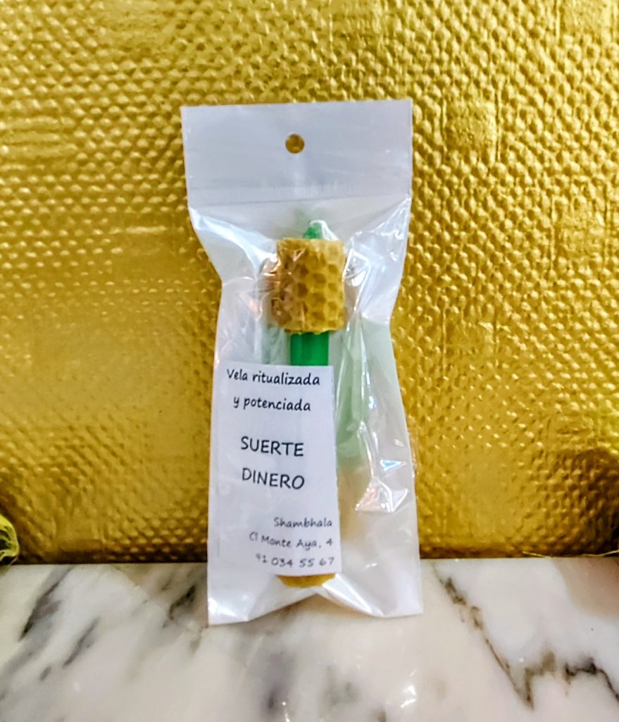 vela ritualizada artesanal de panal de abeja (textura de miel) color verde, en su envoltorio original con etiqueta de SUERTE y DINERO de Shambhala