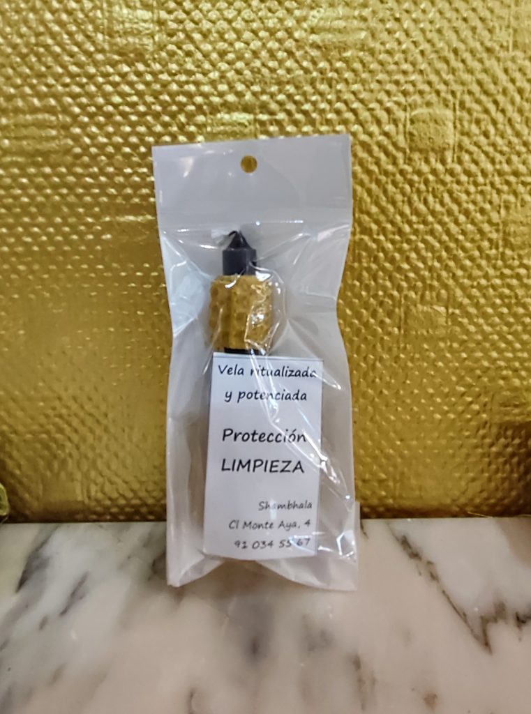 vela ritualizada artesanal de panal de abeja (textura de miel) color negro, en su envoltorio original con etiqueta de Protección y LIMPIEZA de Shambhala.