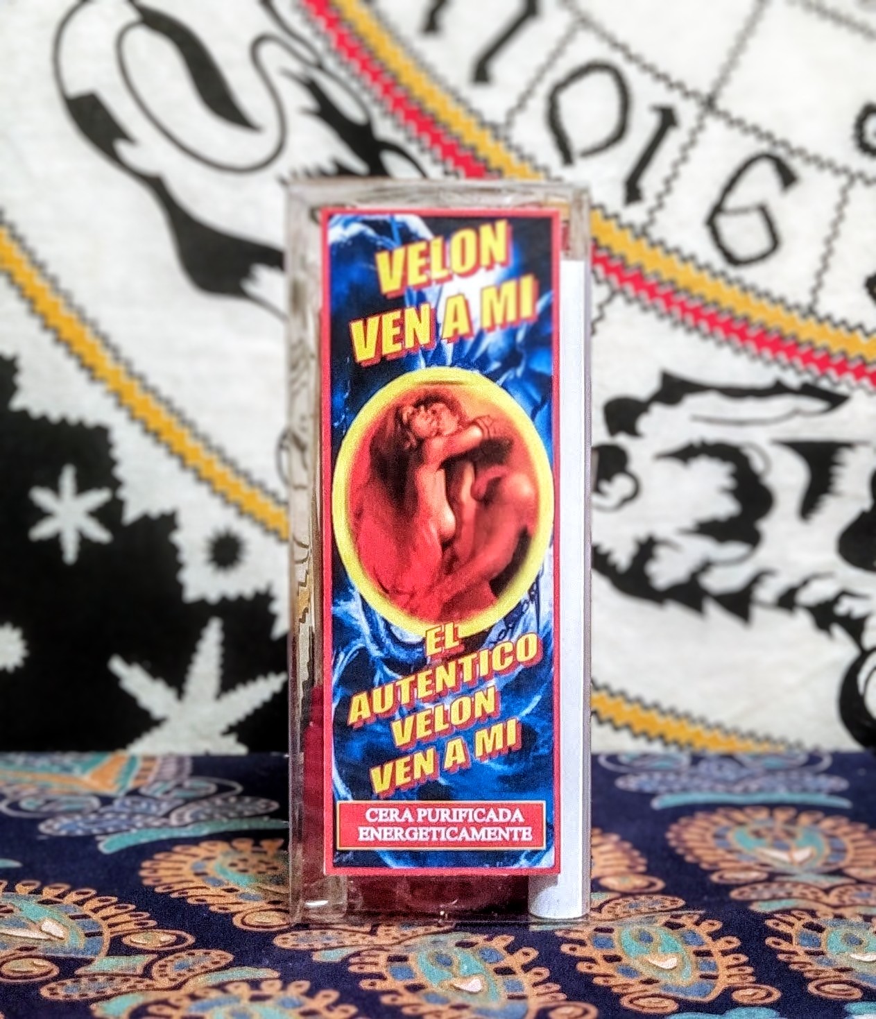 Imagen frontal del pack del Velón Ven a Mí, mostrando la etiqueta esotérica con una pareja abrazada y el texto "Cera purificada energéticamente".