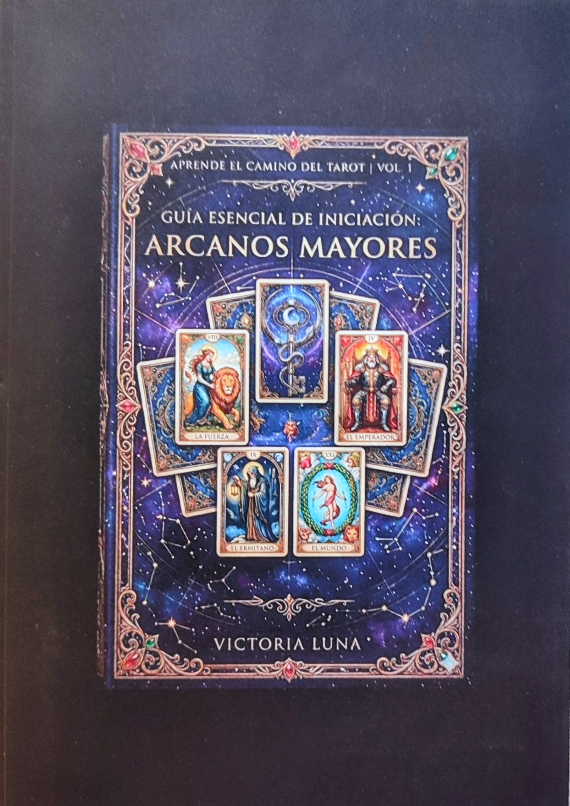 Portada del e-book "Aprende el camino del Tarot Vol. 1: Guía esencial de iniciación: Arcanos Mayores" por Victoria Luna, con diseño místico de fondo cósmico, marco dorado y cartas de Tarot destacadas como La Fuerza, El Emperador, El Ermitaño y El Mundo.