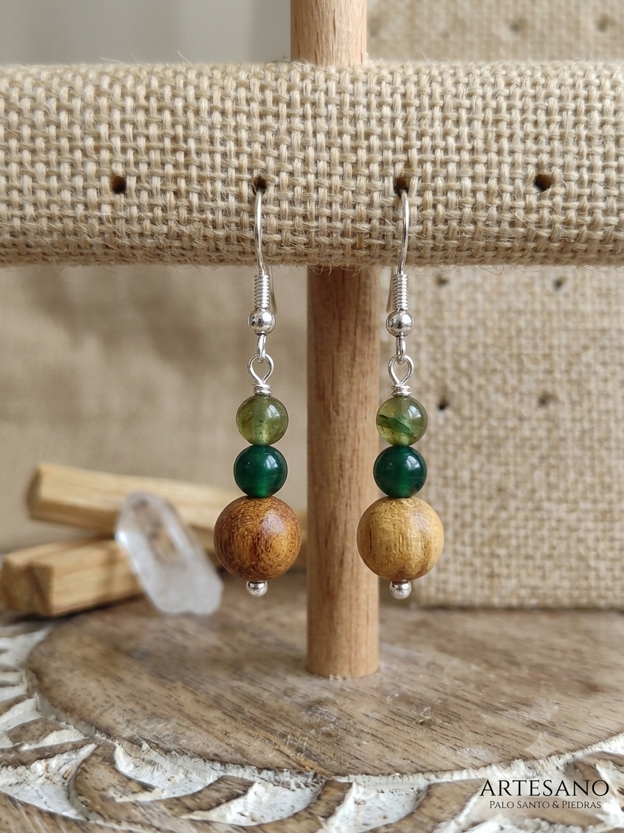 Pendientes artesanales largos con gancho de acero quirúrgico plateado, compuestos por una esfera de palo santo, una cuenta circular de ágata verde y una perla de cuarzo verde.